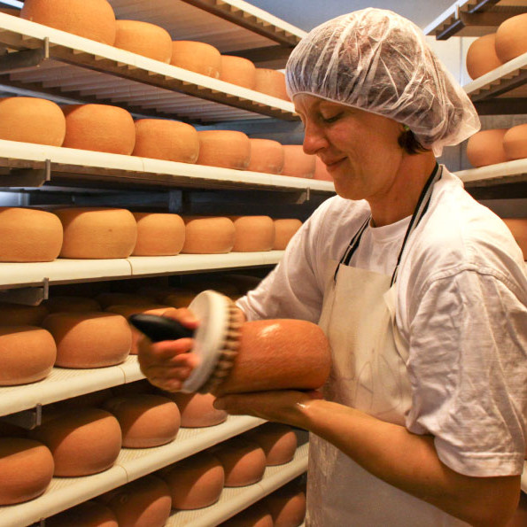 Frau bei der Käseherstellung